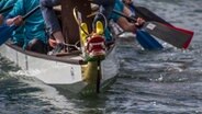 Ein Drachenboot fährt beim Drachenbootrennen über den Maschsee. © NDR Foto: Johanna Baschke