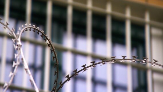 Ein Gefängnis von außen. © NDR 
