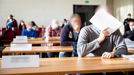 Vier von sieben Angeklagten sitzen bei Prozessauftakt in einem Saal des Landgerichts Hannover. © dpa-Bildfunk Foto: Moritz Frankenberg