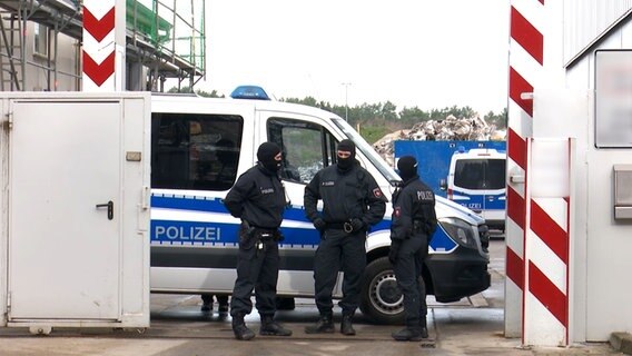 Beamte der Polizei durchsuchen einen Schrottplatz in Celle, nachdem Schüsse auf ein Wohnhaus in Haßbergen abgegeben wurden. © HannoverReporter 