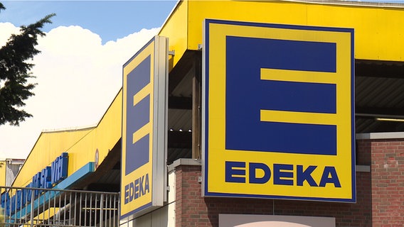 Ein Edeka-Logo an einem Markt des Supermarktes. © NDR Foto: Ann-Kristin Mennen