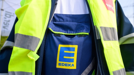 Auf einer Latzhose sieht man das Edeka-Logo © dpa-Bildfunk Foto: Christophe Gateau