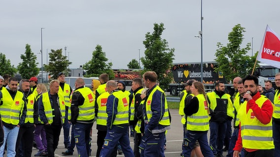 Arbeiter der Lebensmittelkette Edeka streiken gemeinsam mit ver.di. © ver.di Landesbezirk Niedersachsen-Bremen 