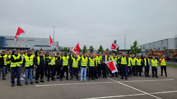 Arbeiter der Lebensmittelkette Edeka streiken gemeinsam mit ver.di. © ver.di Landesbezirk Niedersachsen-Bremen 