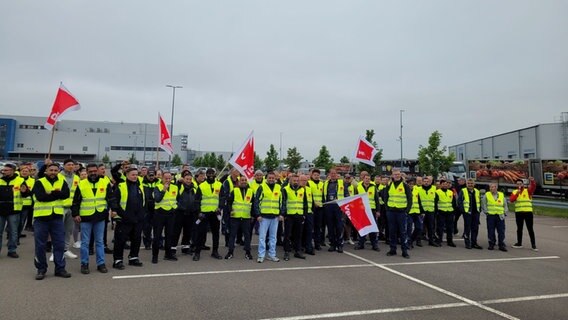 Arbeiter der Lebensmittelkette Edeka streiken gemeinsam mit ver.di. © ver.di Landesbezirk Niedersachsen-Bremen 