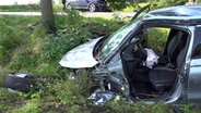 Zwei Autos sind nach einem Unfall bei Eicklingenn (Landkreis Celle) stark beschädigt. Eines der Auto geriet auf der B214 in den Gegenverkehr. © Nonstop News 