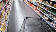 Ein Einkaufswagen in einem Supermarkt in Hannover. © NDR Foto: Julius Matuschik