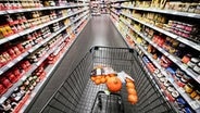 Ein Einkaufswagen in einem Supermarkt. © NDR Foto: Julius Matuschik