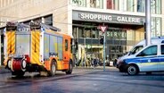 Einsatzfahrzeuge Feuerwehr und Polizei stehen vor der Ernst-August-Galerie in der Innenstadt. © Moritz Frankenberg/dpa Foto: Moritz Frankenberg