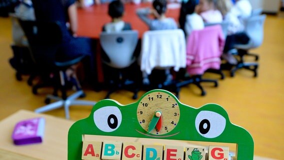 Eine Schiebe-Alphabet steht in einem Klassenraum auf einem Tisch. © dpa-Bildfunk Foto: Peter Steffen