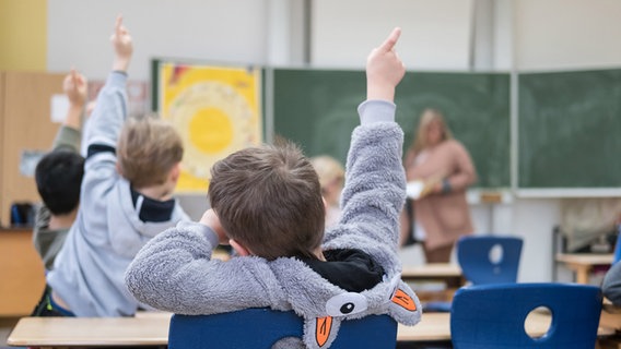 Archivbild vom 10.02.2017 zu dpa: Kultusminister Grant Hendrik Tonne (SPD) stellt am Donnerstag ein Hilfsprogramm für Brennpunktschulen vor. © dpa-Bildfunk Foto: Peter Steffen