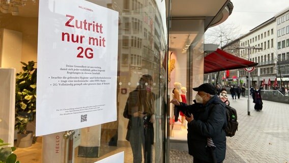 Ein Schild "Zutritt nur mit 2G" hängt im Eingang eines Kaufhauses. © NDR Foto: Tanja Niehoff
