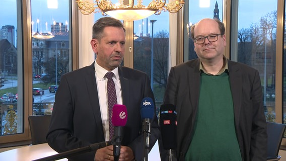 Wirtschaftsminister Olaf Lies und Umweltminister Christian Meyer bei einer Pressekonferenz. © NDR 