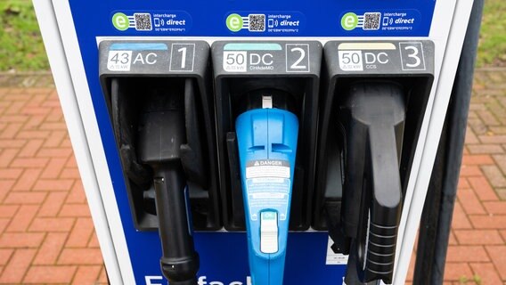 Eine Ladesäulen für E-Autos an einem Rastplatz an der Autobahn A2 nahe Lehrte. © dpa-Bildfunk Foto: Julian Stratenschulte