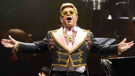 Elton John live bei einem Konzert seiner Farewell Yellow Brick Road -Tour in der Tui Arena in Hannover. © imago images/ Future Image 