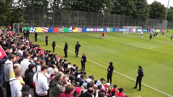 Fußballfans in Barsinghausen. Hier findet vor der Europameisterschaft ein öffentliches Training der türkischen Nationalmannschaft statt. © Nord-West-Media TV 