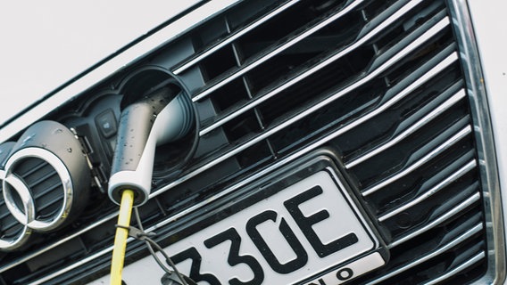 Ein Elektroauto der Marke Audi wird an einer Ladesäule geladen. © NDR Foto: Julius Matuschik