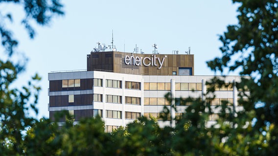 Logo und Schriftzug der enercity AG (kommunales Energieversorgungsunternehmen) auf dem Dach des Ihme-Zentrums im Stadtteil Linden. © picture alliance / Fotostand Foto: Matthey