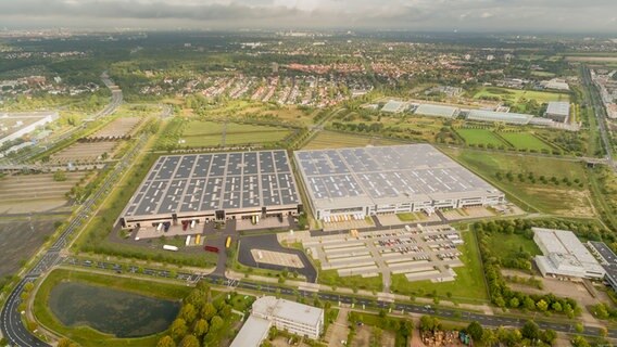Eine Luftaufnahme zeigt eine Photovoltaik-Anlage auf dem Dach einer Halle. © Enercity 