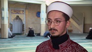 Der Imam Enes Kadioglu spricht in einem Interview. © NDR 