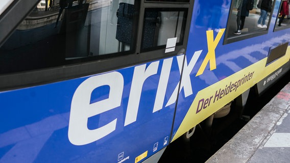 Ein Zug der Eisenbahngesellschaft "Erixx" mit der Aufschrift "Der Heidesprinter" steht im Hauptbahnhof Hannover. © NDR Foto: Julius Matuschik