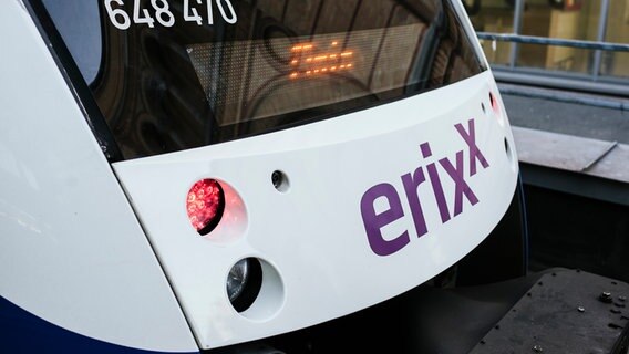 Ein Zug der Eisenbahngesellschaft "Erixx" steht im Hauptbahnhof Hannover. © NDR Foto: Julius Matuschik