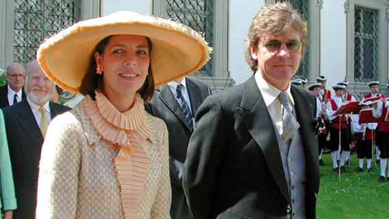 Ernst August Prinz von Hannover mit seiner Frau Caroline von Monaco bei der Hochzeit von Prinz Bernhard von Baden im Schloss von Salem im Jahr 2001. © dpa - Bildfunk Foto: Patrick Seeger