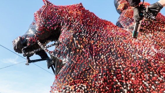 Ein Mann setzt mit einer Spritzpistole Farbkleckse auf das Ernst-August- Denkmal. © dpa-Bildfunk Foto: Demy Becker