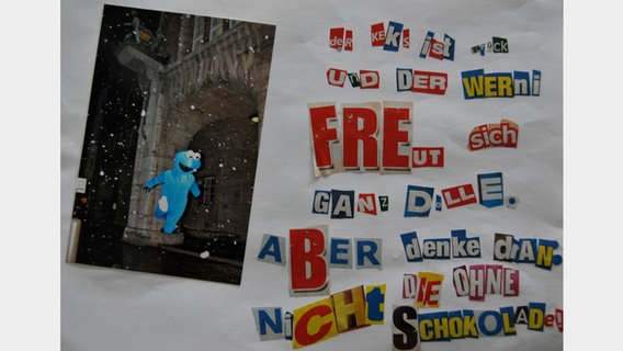 Ein Foto von einer Person im Krümelmonster-Kostüm neben einem Text aus ausgeschnittenen Buchstaben. © picture alliance / dpa | Polizei Hannover 