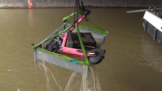 Ein E-Scooter wird aus dem Mittellandkanal gefischt. © NDR Foto: Anja Schlegel