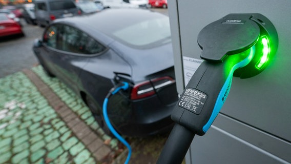 Ein Elektro·auto lädt an einer Lade·station. © dpa Foto: Julian Stratenschulte