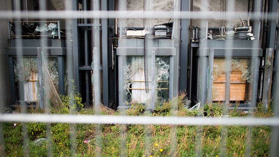 Durch einen Zaun fotografierter Ausschnnitt der Fassade vom ungenutzten holländischen Pavillon der EXPO 2000 in Hannover. © dpa - Bildfunk Foto: Julian Stratenschulte