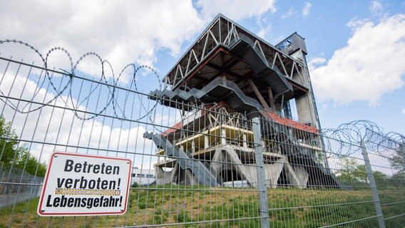 Stacheldraht umzäunt die abgesperrte Ruine des niederländischen Pavillon der Weltausstellung Expo 2000. © dpa Foto: Julian Stratenschulte