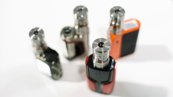 Several e-cigarettes stand next to each other.  © NDR Photo: Julius Matuschik