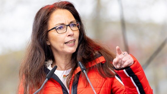 Yasmin Fahini spricht auf einer Gewerkschaftsdemonstration am 1. Mai. © picture alliance/dpa | Moritz Frankenberg Foto: Moritz Frankenberg