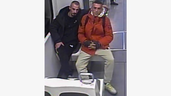 Zwei Verdächtige auf einem Bild einer Überwachnungskamera der Stadtbahn in Hannover. Ihnen wird Raub vorgeworfen. © Polizeidirektion Hannover 