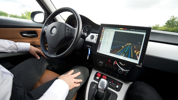 Ein Mitarbeiter von Bosch fährt auf der Autobahn 81 bei Abstatt (Baden-Württemberg) in einem Auto, das als Prototyp für autonomes Fahren genutzt wird. © dpa- Bildfunk 