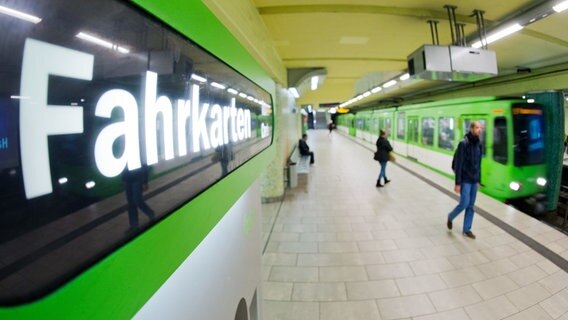 Ein Fahrkartenautomat der Üstra steht an der Haltestelle "Kröpcke" in Hannover. © dpa-Bildfunk Foto: Julian Stratenschulte