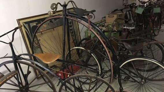 Fahrräder aus der Zeit vor 1900 stehen nebeneinander © Förderverein Mobile Welten 