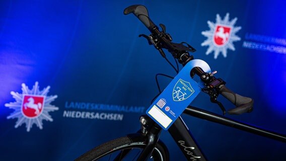 Ein Anhänger der Kampagne "Protect your Bike" der Polizei Niedersachsen hängt an einem Fahrrad. © dpa-Bildfunk Foto: Moritz Frankenberg