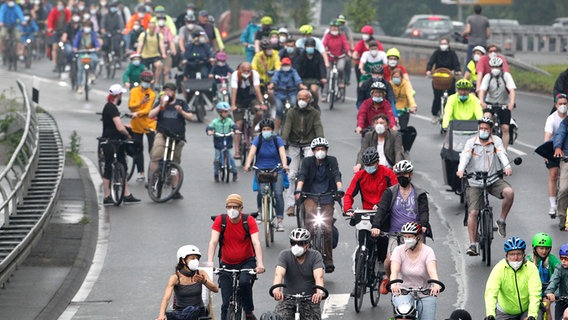 Fahrradaktivisten und Klimaschützer bei einer Sternfahrt. © picture alliance/dpa Foto: Roland Weihrauch