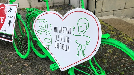Ein Plakat einer Aktion zur Sicherheit von Fahrradfahrern in Niedersachsen. © NDR Foto: Carol Lupu