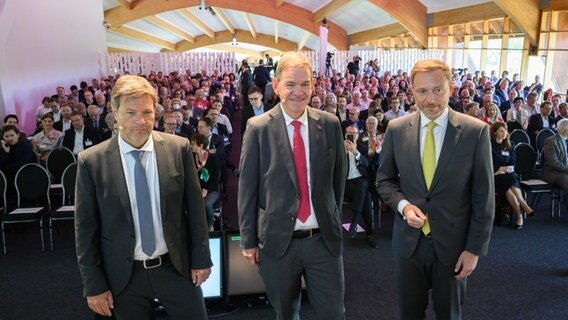 Robert Habeck (l-r, Bündnis 90/Die Grünen), Reinhold von Eben-Worlee, Präsident Familienunternehmer, und Christian Lindner (l, FDP), Bundesfinanzminister, stehen bei den Familienunternehmer-Tagen 2022 im Expowal auf dem Podium. © dpa Foto: Julian Stratenschulte