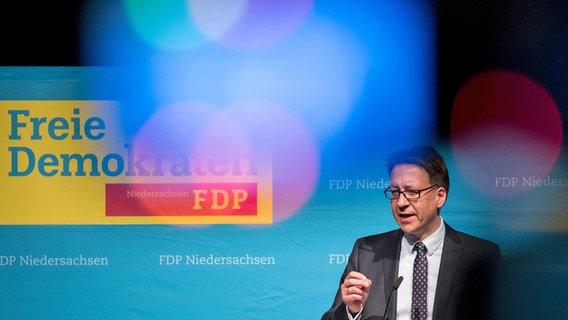 Der Fraktionsvorsitzende der FDP in Niedersachsen, Stefan Birkner, spricht während des Landesparteitages der FDP Niedersachsen zu den Delegierten. © dpa - Bildfunk Foto: Peter Steffen
