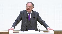 Ministerpräsident Stephan Weil (SPD) steht im Landtag. Ministerpräsident Stephan Weil (SPD) steht im Landtag. © NDR