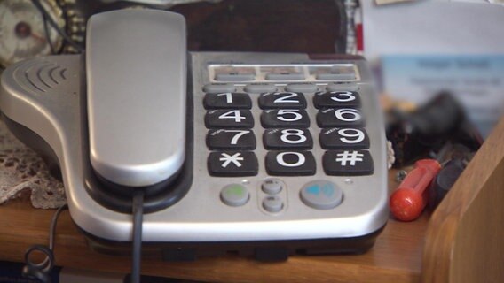 Ein Telefon mit großen Tasten in Nienhagen (Landkreis Celle). Hier sind nach dem Hochwasser mehrere Menschen ohne funktionierenden Festnetzanschluss. © NDR 