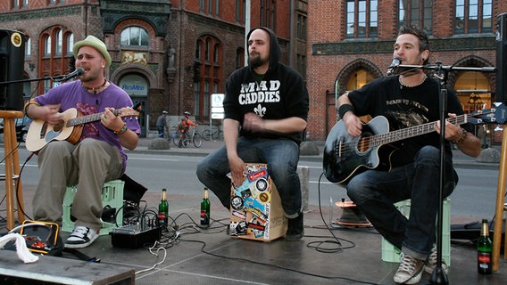 Musiker sitzen auf Wasserkästen und einem Cajón und musizieren. © Fête de la Musique Hannover Foto: Torsten Lippelt