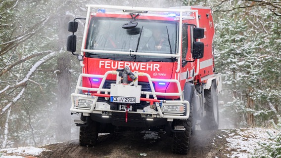 Ein Waldbrandlöschfahrzeug "CCFM 3000" fährt bei einer Präsentation am Standort des Niedersächsischen Landesamtes für Brand- und Katastrophenschutz (NLBK) in Celle-Scheuen. © picture alliance/dpa Foto: Julian Stratenschulte