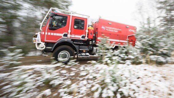 Ein Waldbrandlöschfahrzeug "CCFM 3000" fährt bei einer Präsentation am Standort des Niedersächsischen Landesamtes für Brand- und Katastrophenschutz (NLBK) in Celle-Scheuen. © dpa Foto: Julian Stratenschulte