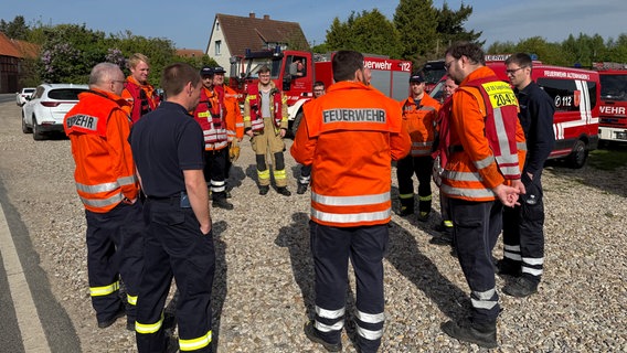 Feuerwehrleute der Stadtfeuerwehr Springe besprechen sich © Stadtfeuerwehr Springe Foto: Eric Bauer